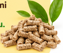 Close-up pellet kayu alami EasyLite dengan daun hijau